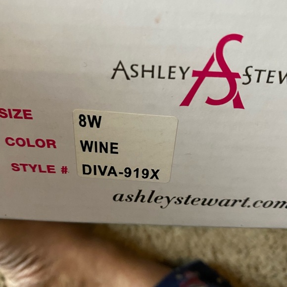 **HOST PICK** Knee boots. Size 8W. NIB. - Picture 6 of 7